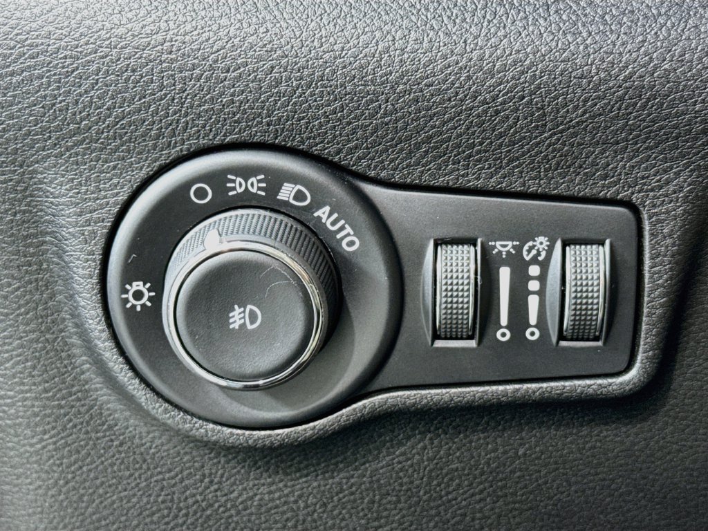 Used 2024 Jeep Compass Latitude AWD/4WD image 19