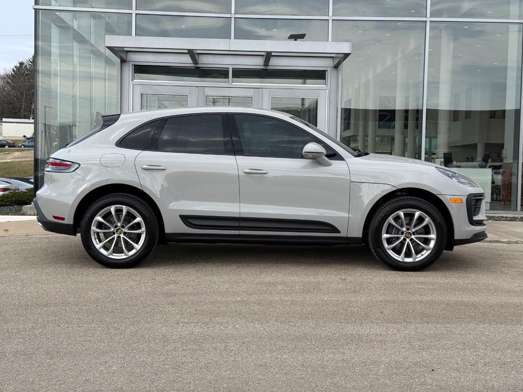 Used 2025 Porsche Macan AWD/4WD image 2