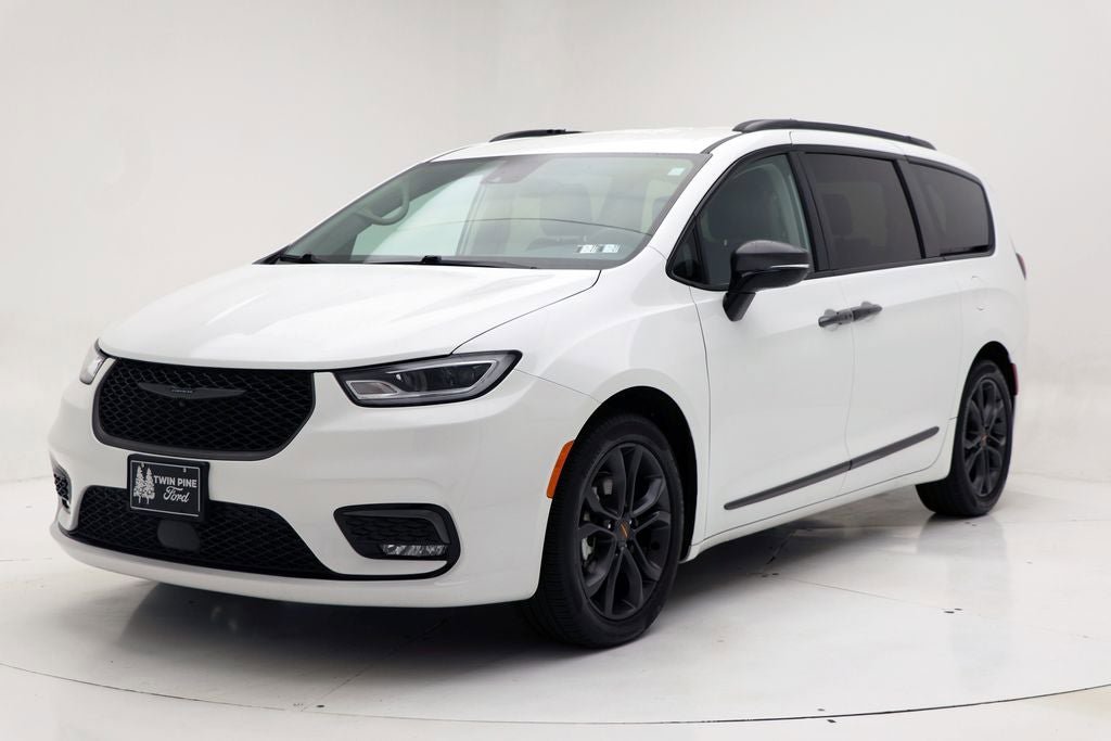 Used 2024 Chrysler Pacifica Touring-L w/ Road Tripper Package video 2