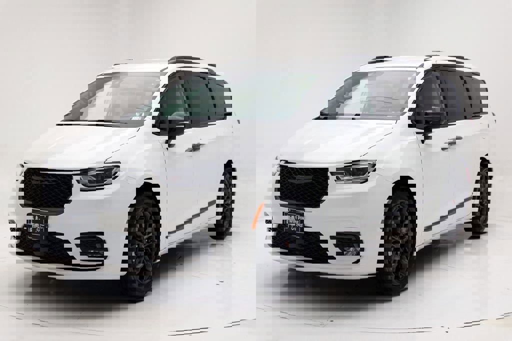 Used 2024 Chrysler Pacifica Touring-L w/ Road Tripper Package image 2