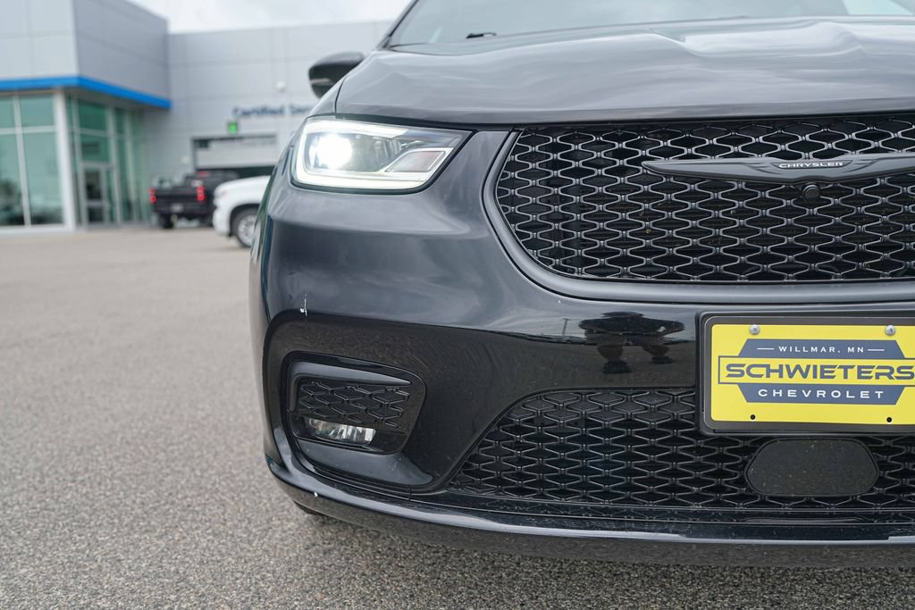 Used 2025 Chrysler Pacifica Limited FWD image 3
