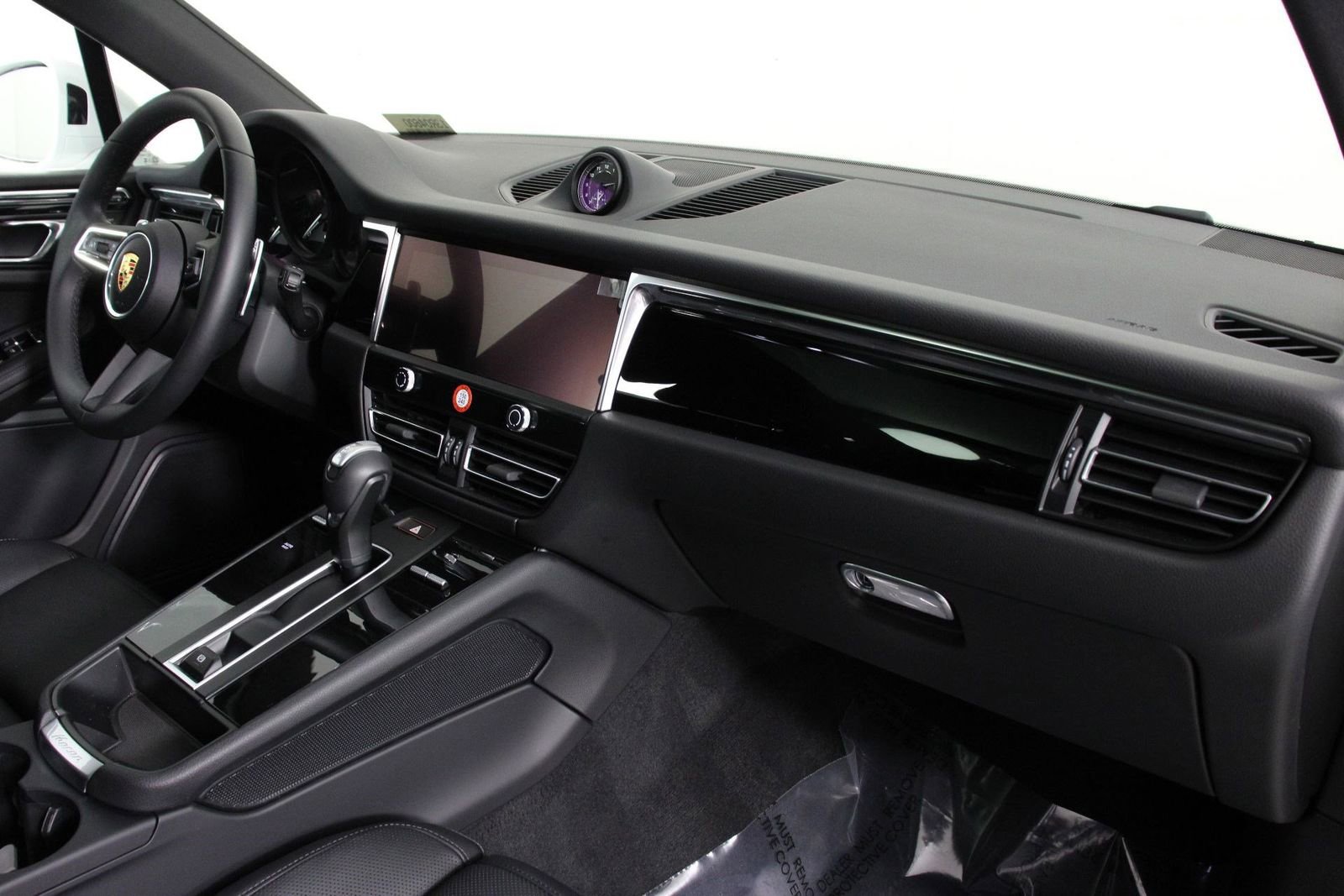 Certified 2025 Porsche Macan image 24