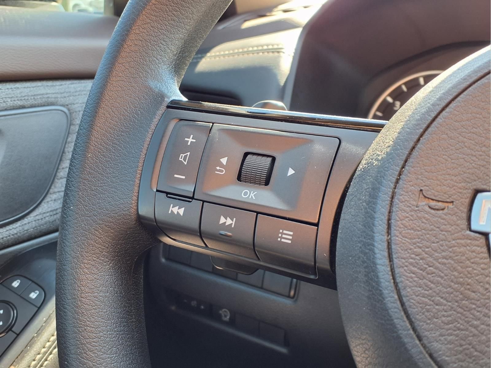 Used 2023 Nissan Rogue SV image 18