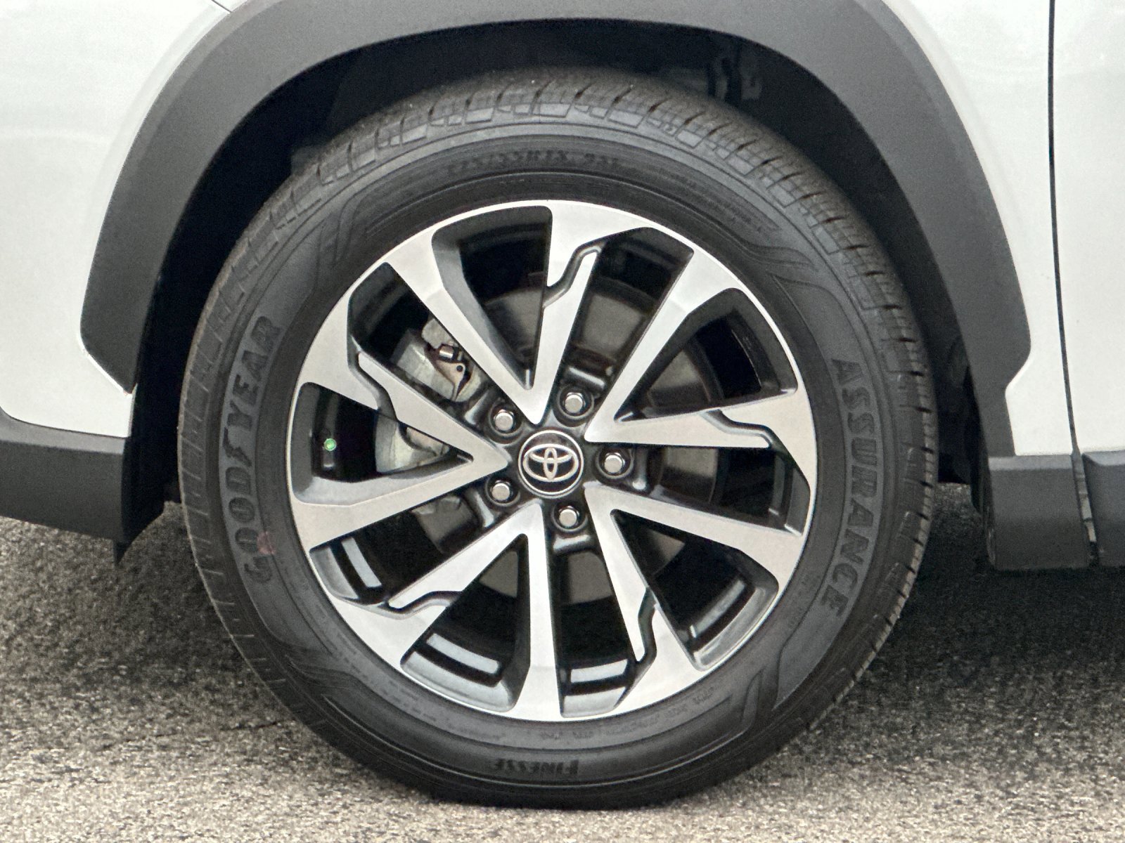 Used 2023 Toyota Corolla Cross XLE image 25