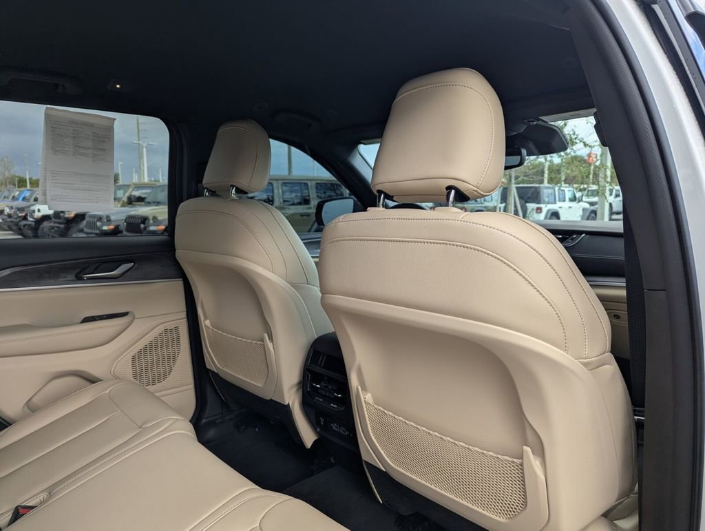 Used 2024 Jeep Grand Cherokee Limited image 12