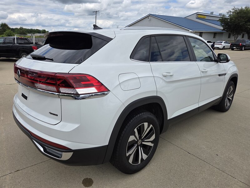 Used 2024 Volkswagen Atlas Cross Sport SE AWD/4WD image 3