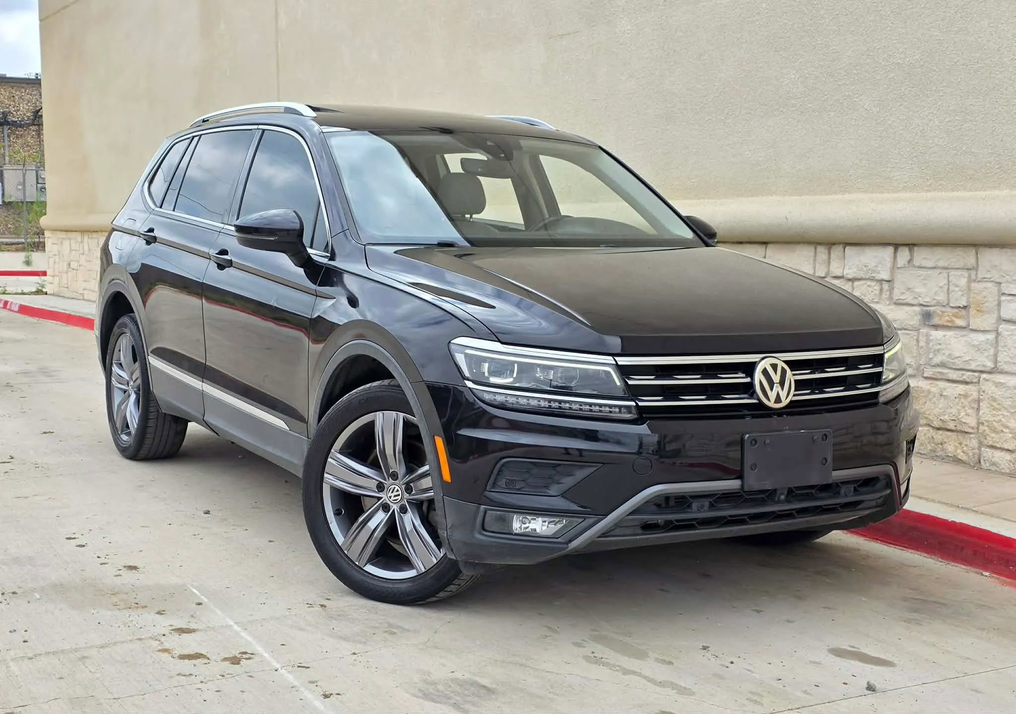 Used 2018 Volkswagen Tiguan SEL Premium image 1