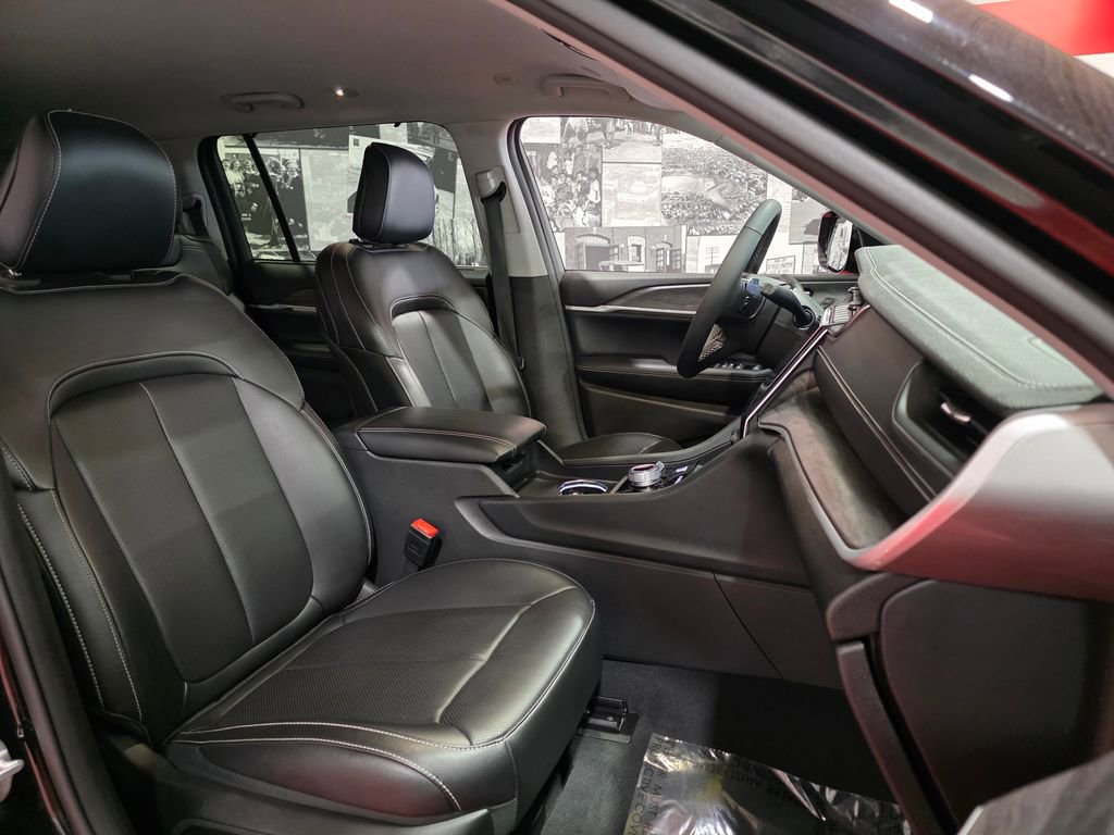 Used 2024 Jeep Grand Cherokee L Limited w/ Luxury Tech Group II image 17