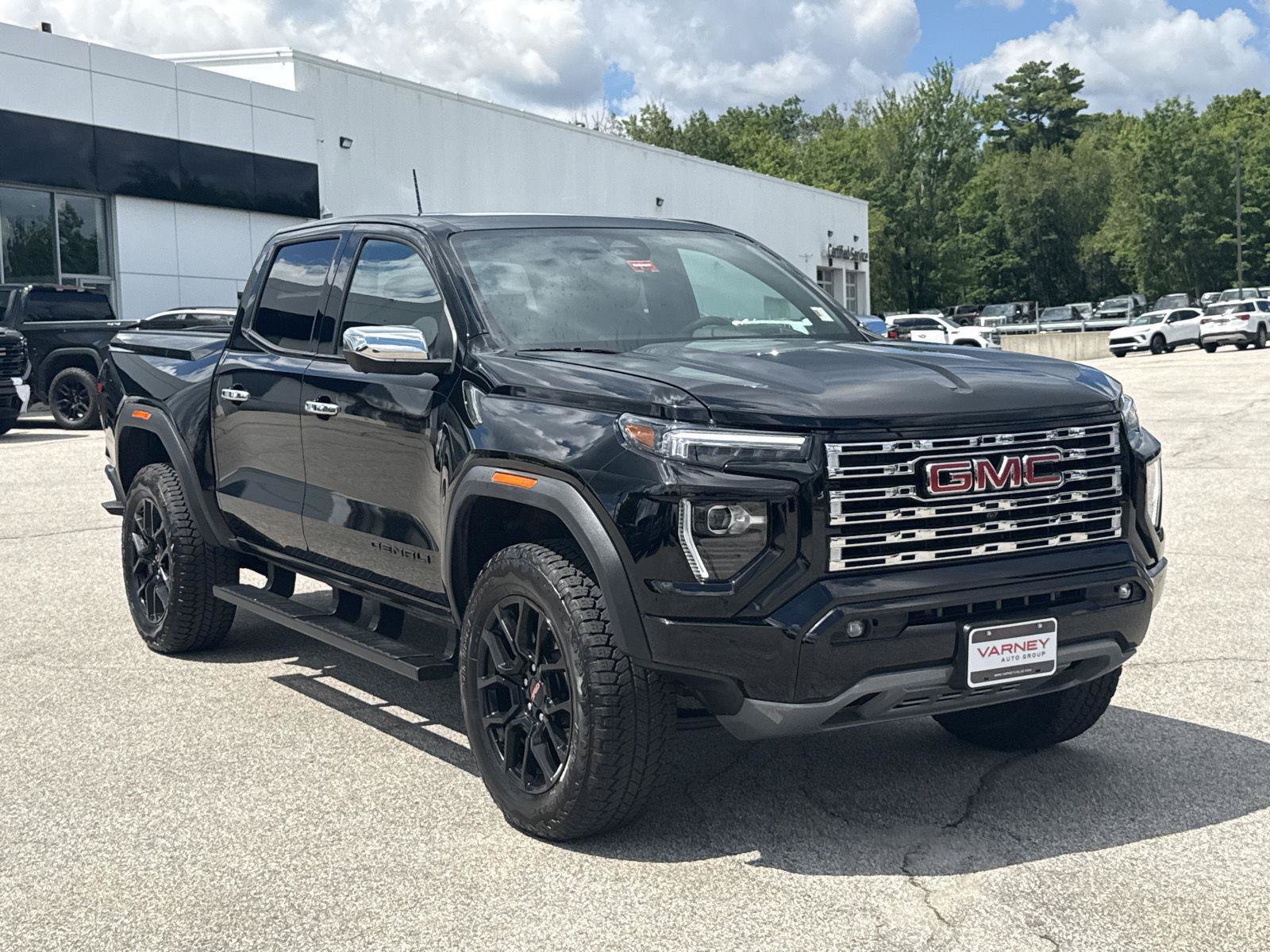 Used 2023 GMC Canyon Denali w/ Denali Black Edition AWD/4WD image 4