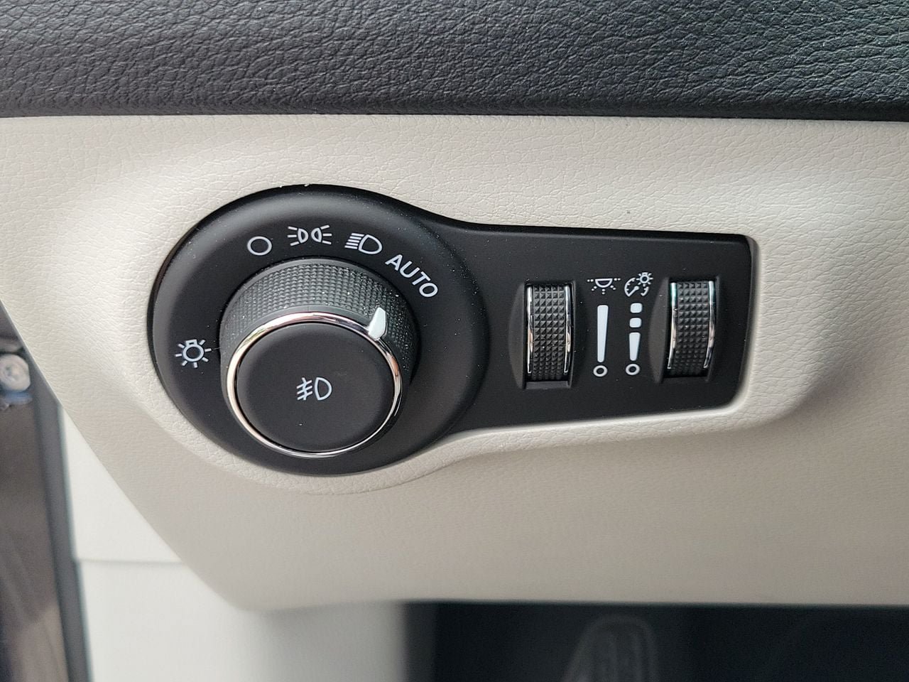 Used 2021 Jeep Compass Limited w/ Sun and Sound Group FWD image 30