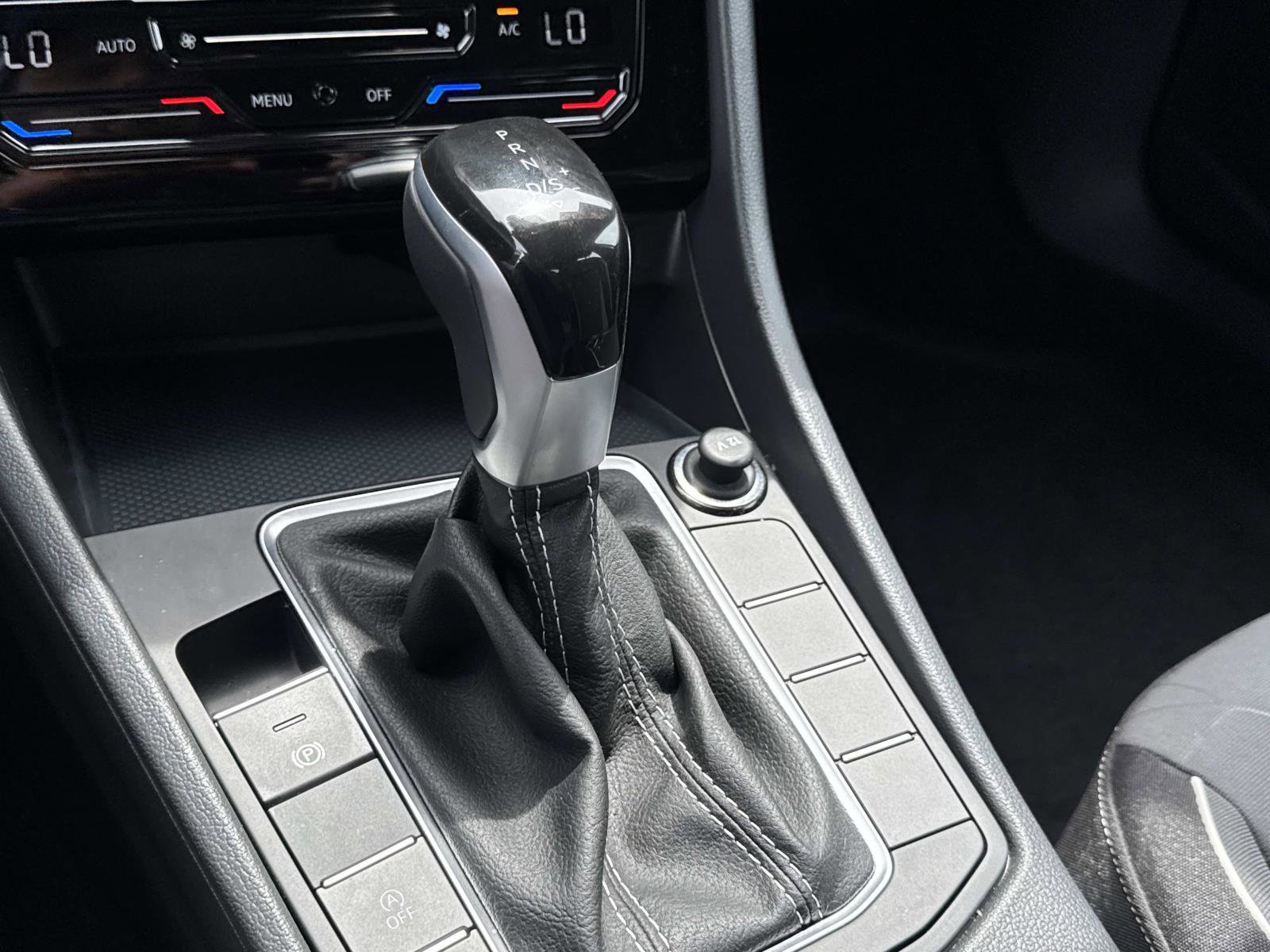 Certified 2025 Volkswagen Jetta Sport image 24