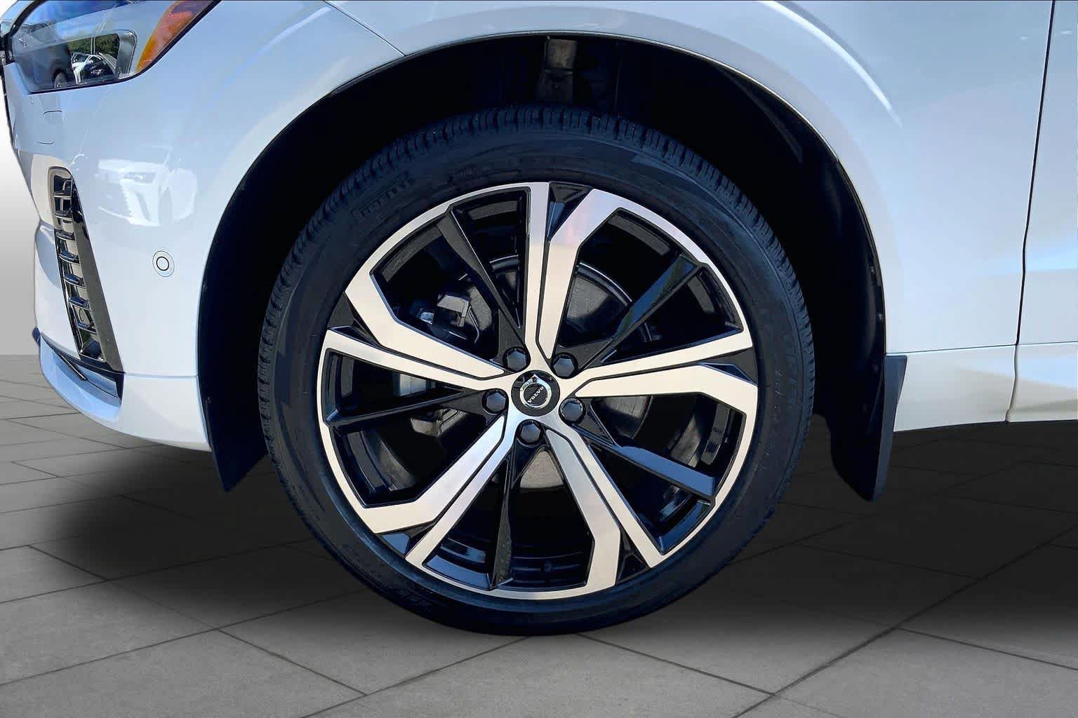 Used 2024 Volvo XC60 B5 Ultimate w/ Protection Package Premier AWD/4WD image 11
