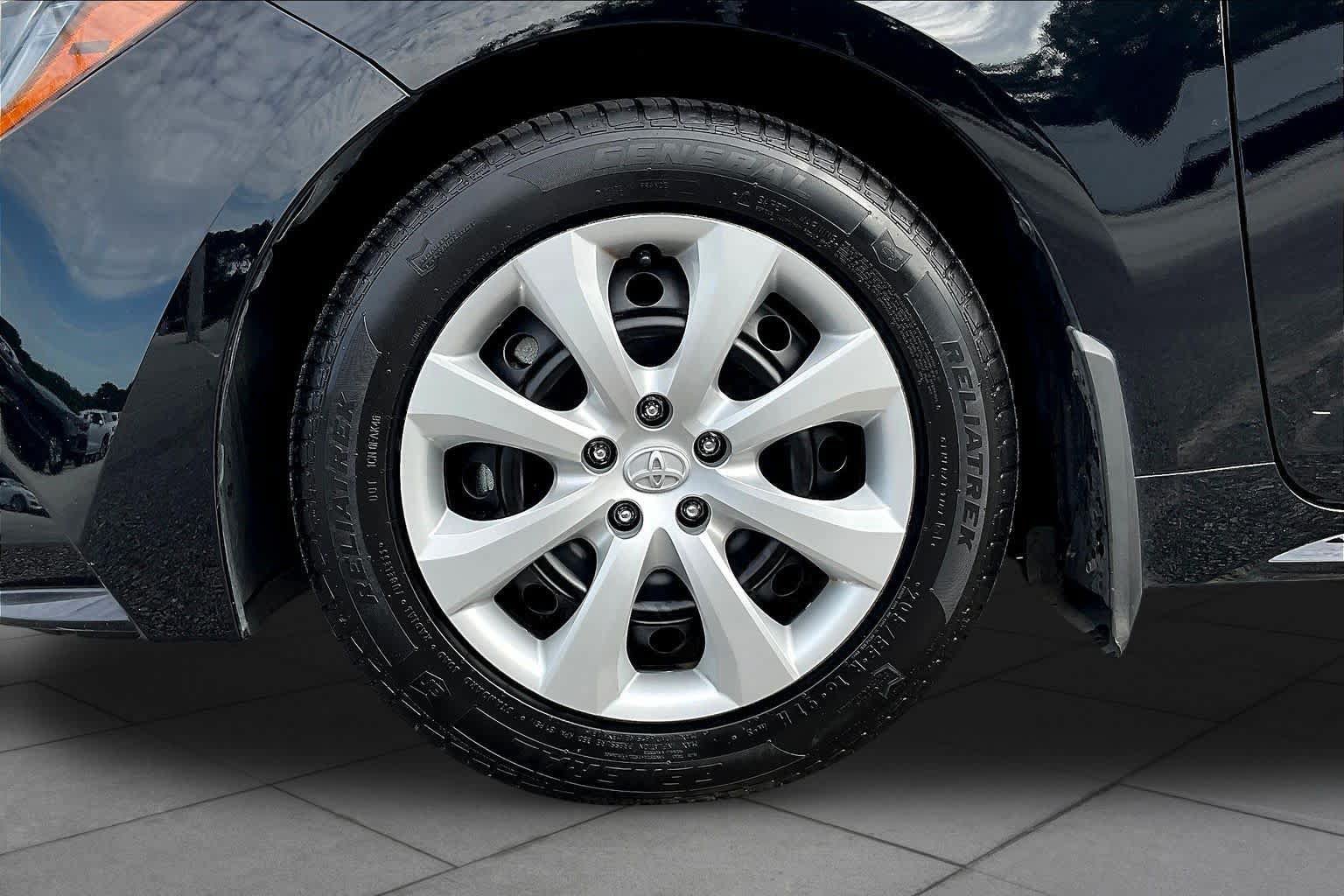 Used 2025 Toyota Corolla LE FWD image 11