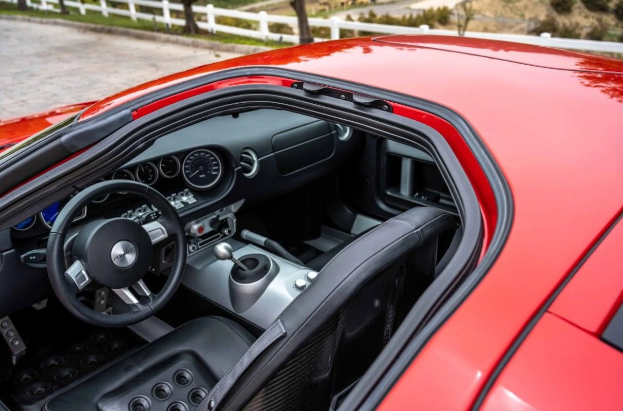 Used 2005 Ford GT RWD image 3