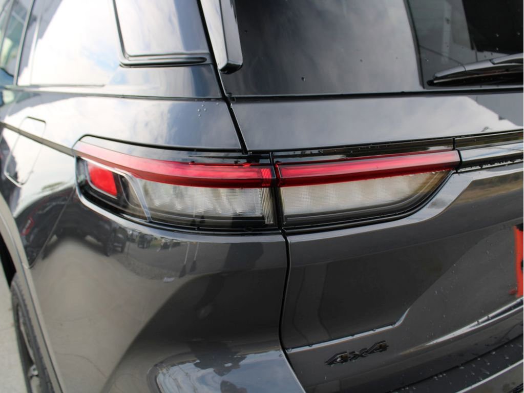 New 2025 Jeep Grand Cherokee Limited w/ Black Appearance Package image 38