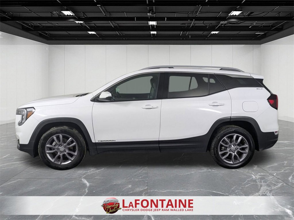 Used 2024 GMC Terrain SLT image 2