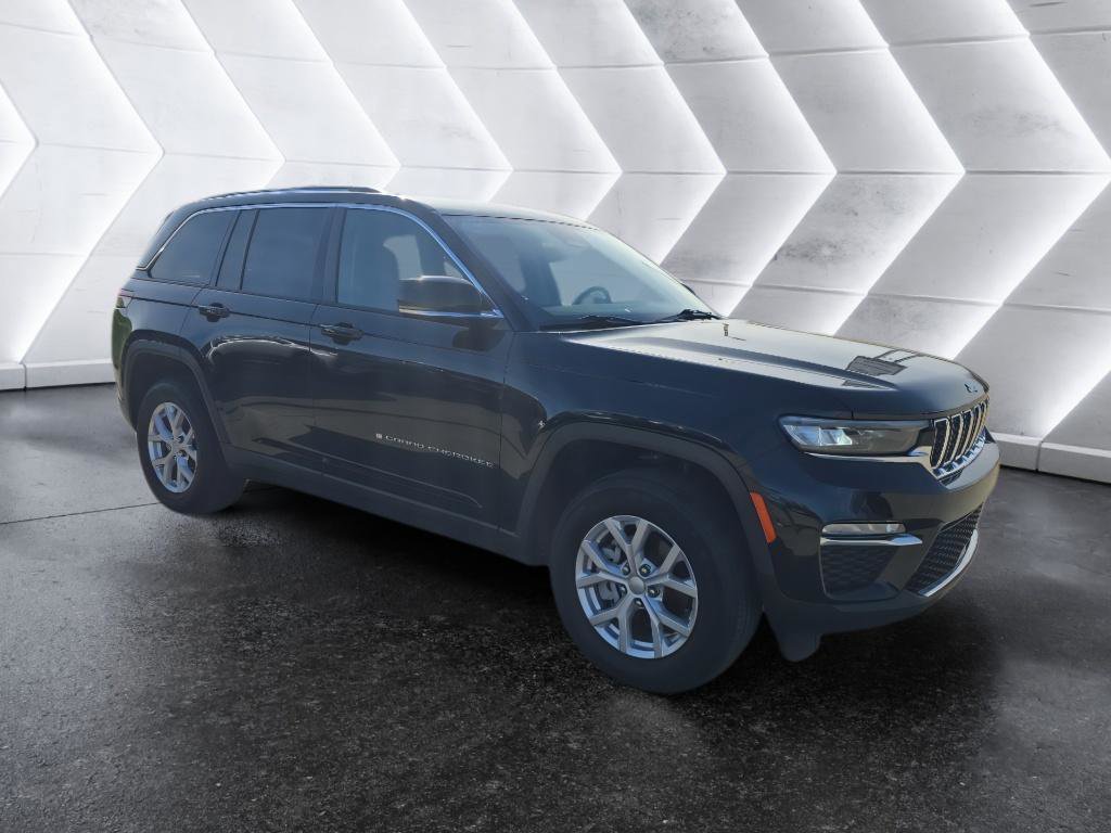 Used 2023 Jeep Grand Cherokee Limited image 3