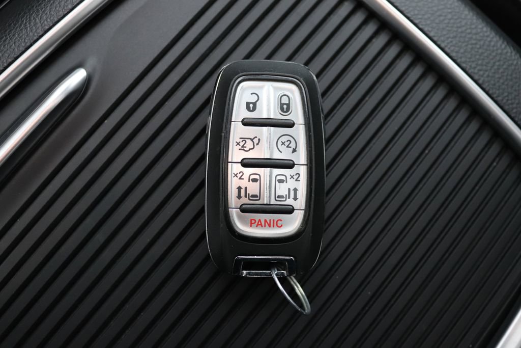 Used 2023 Chrysler Pacifica Limited image 48