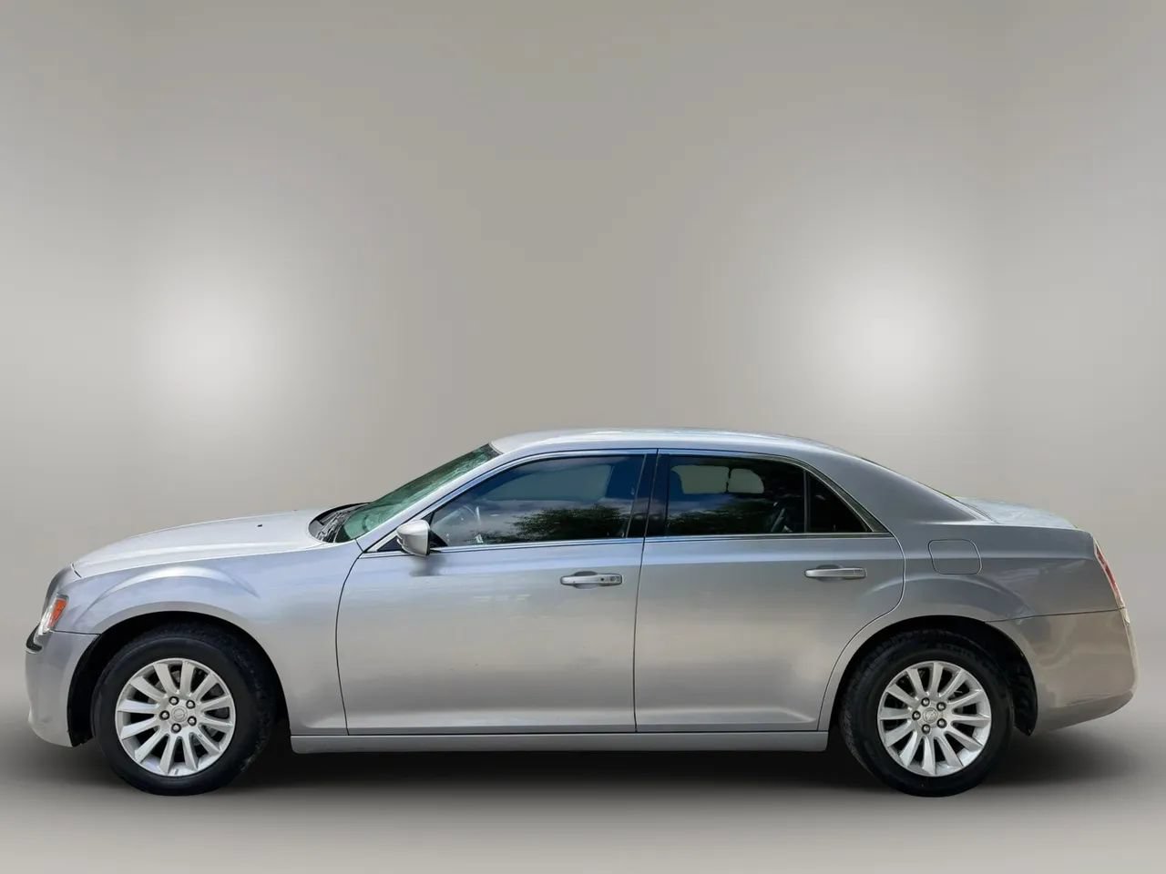 Used 2014 Chrysler 300 RWD image 5