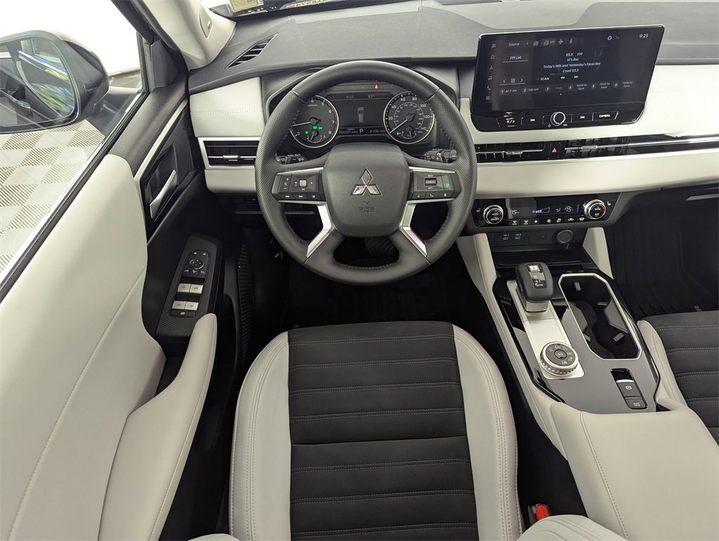 Used 2025 Mitsubishi Outlander SE image 14