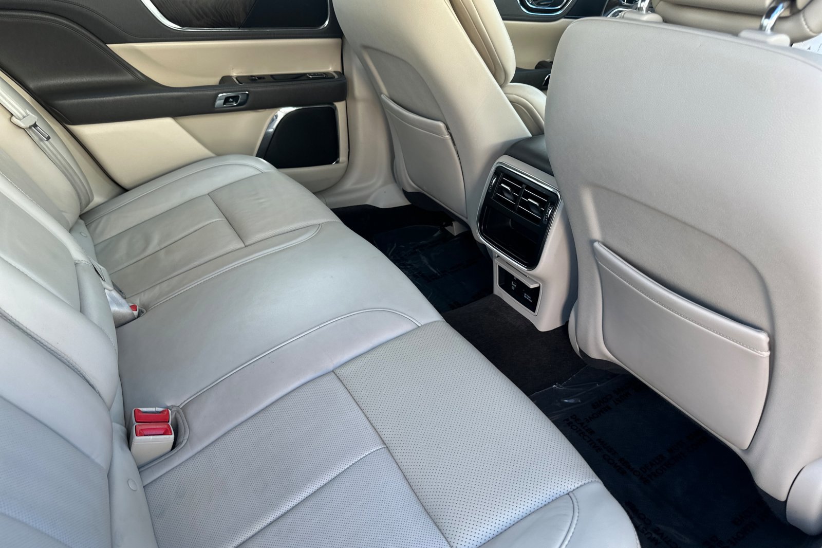 Used 2017 Lincoln Continental Select image 17