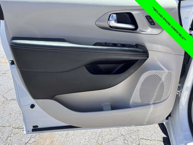 Used 2023 Chrysler Pacifica Touring-L FWD image 9