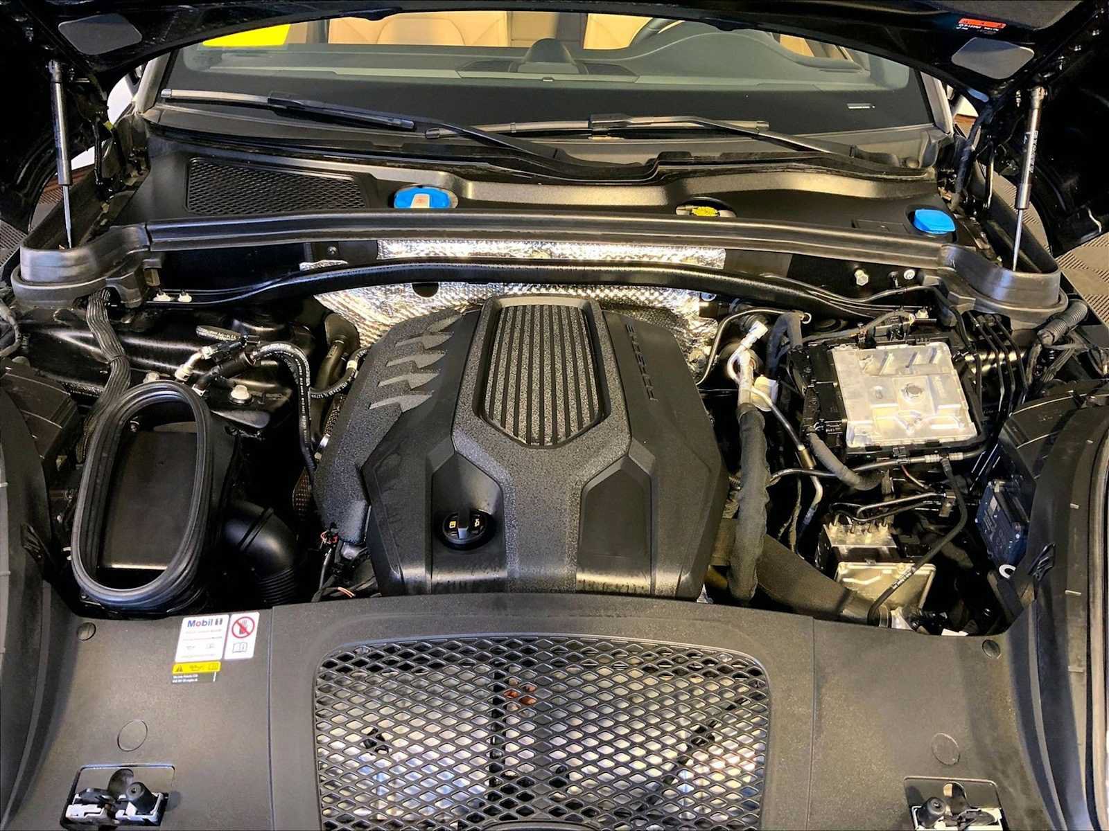 Used 2023 Porsche Macan AWD/4WD image 32