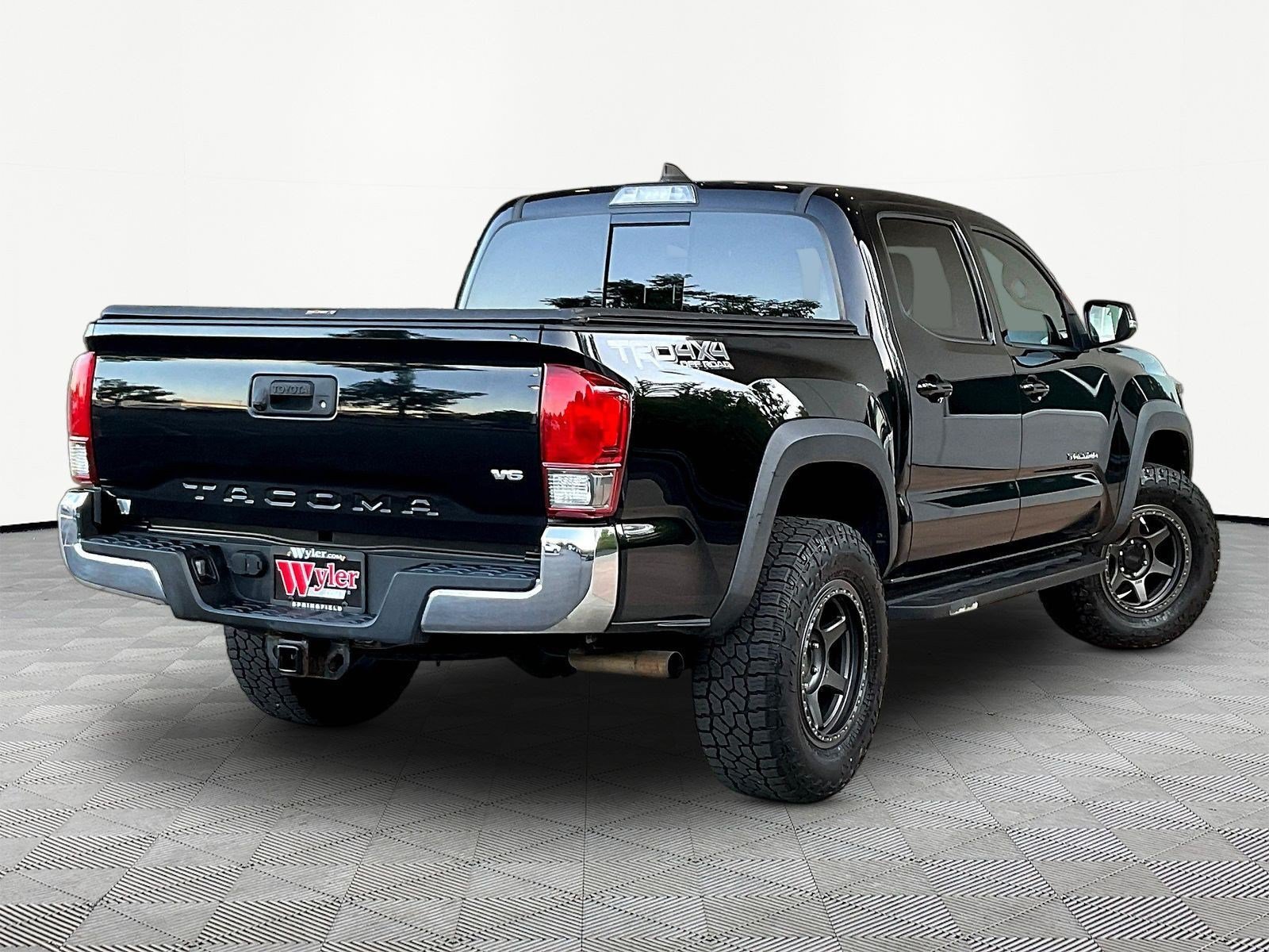 Used 2017 Toyota Tacoma TRD Off-Road w/ Tow Package (A/T) AWD/4WD image 6