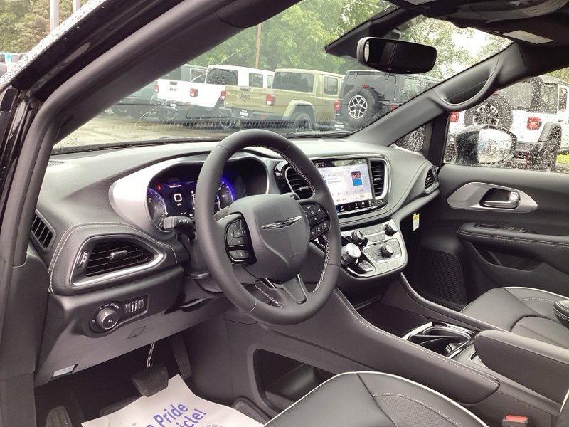 New 2026 Chrysler Pacifica Limited w/ S Appearance Package image 27