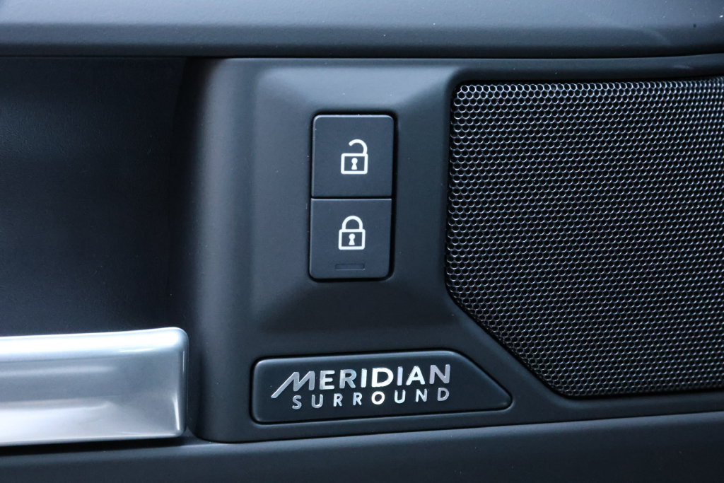 New 2026 Land Rover Defender 110 X-Dynamic SE AWD/4WD image 16