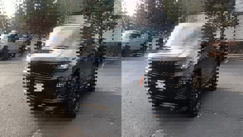 New 2025 Jeep Grand Cherokee Limited w/ Luxury Tech Group II image 4