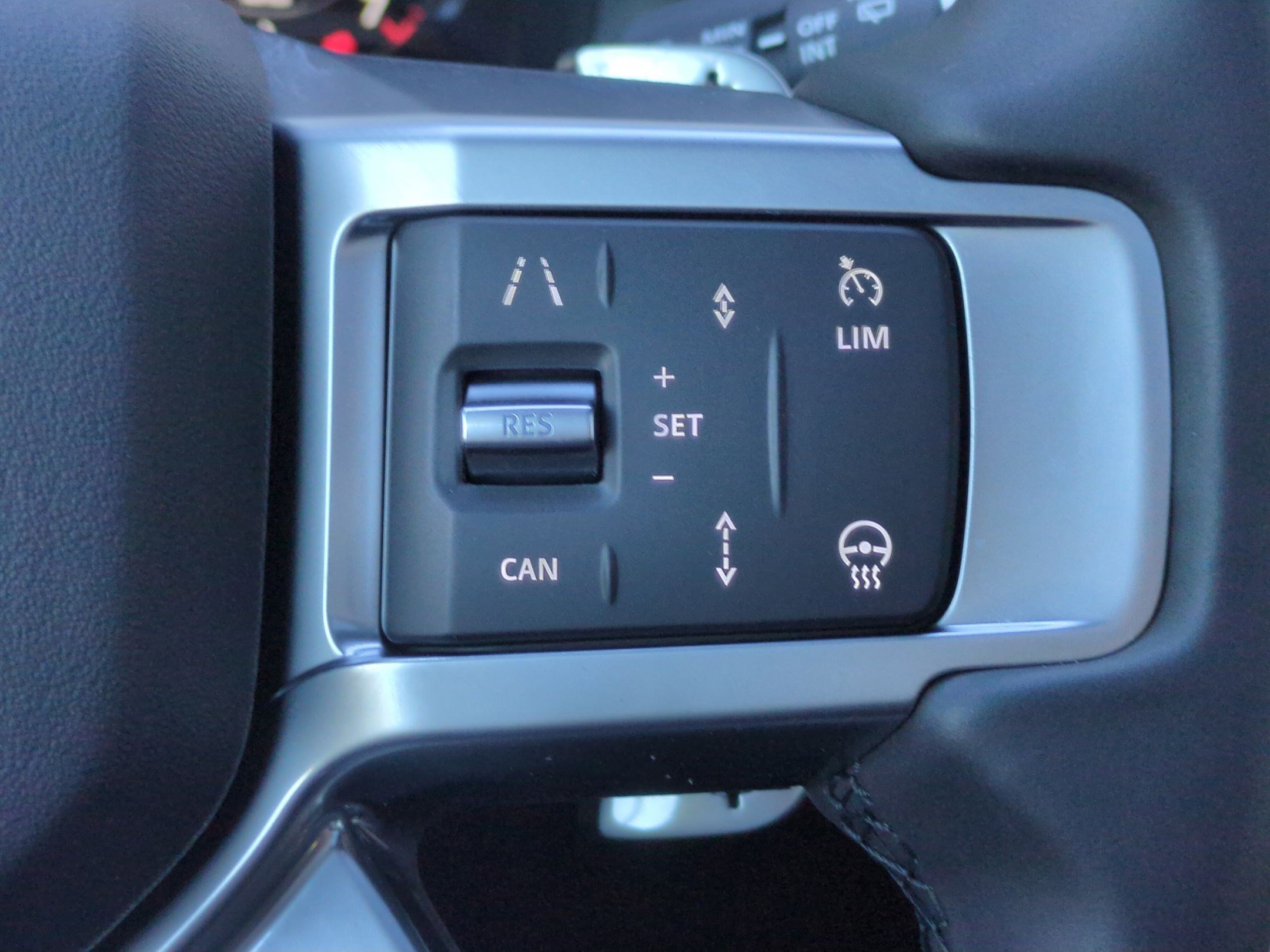 Used 2025 Land Rover Discovery Dynamic SE image 17