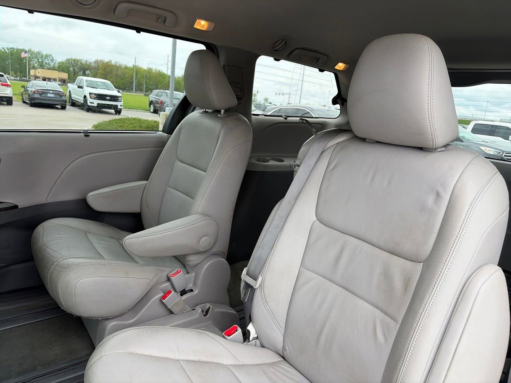 Used 2015 Toyota Sienna XLE w/ XLE Navigation Package FWD image 28