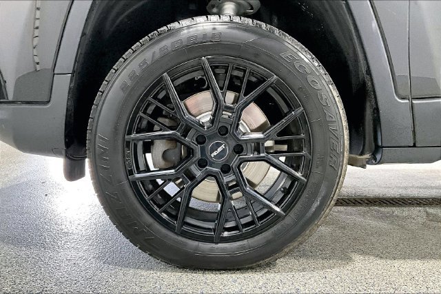 Used 2019 Jeep Cherokee Latitude w/ Comfort & Convenience Group AWD/4WD image 43
