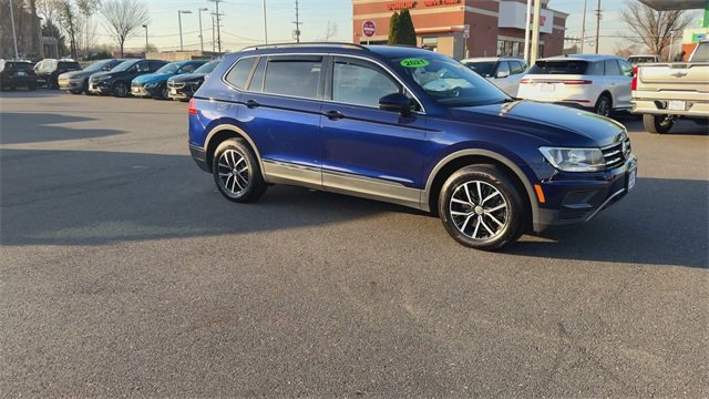 Used 2021 Volkswagen Tiguan SE w/ Panoramic Sunroof Package image 2
