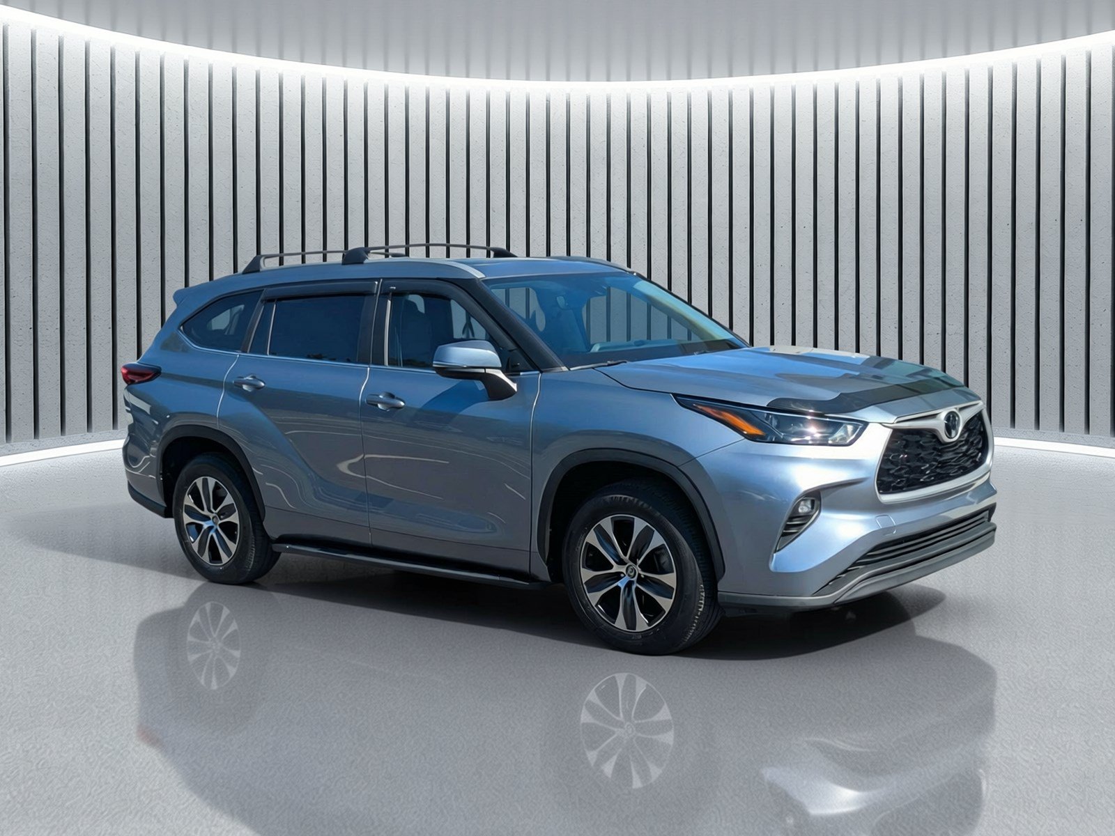 Used 2023 Toyota Highlander XLE FWD image 2