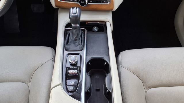 Certified 2021 Volvo XC90 T6 Momentum w/ Climate Package image 32