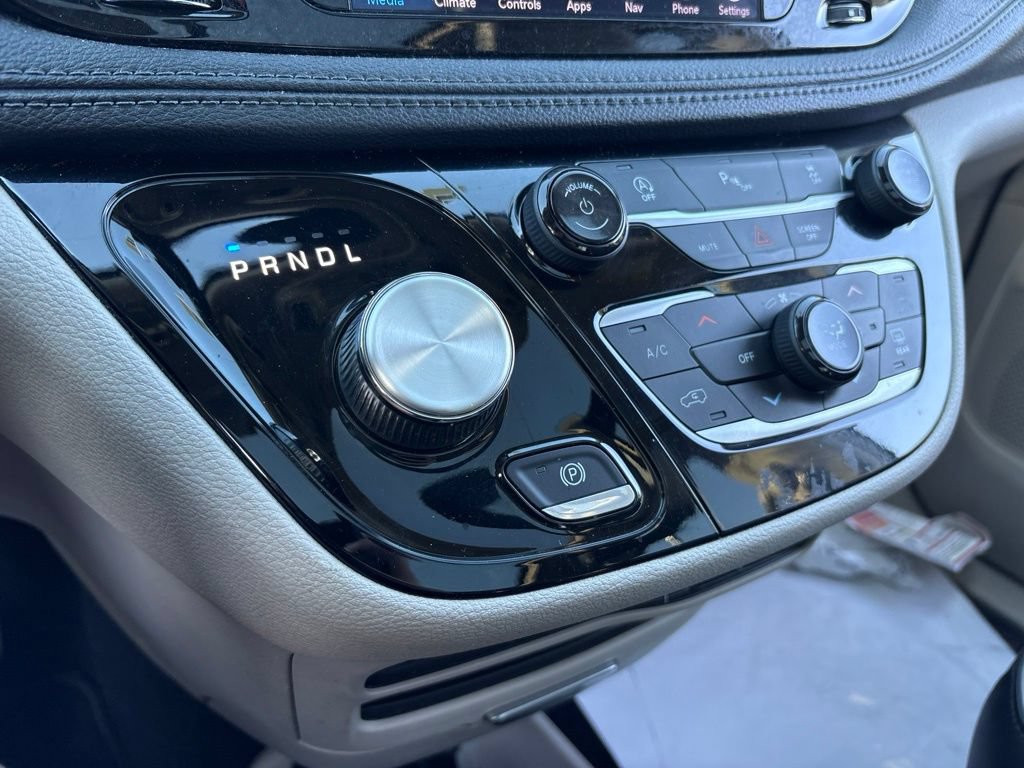 Used 2020 Chrysler Pacifica Limited FWD image 25