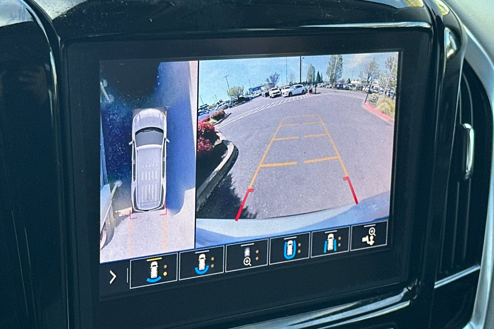 Used 2021 Chevrolet Traverse LT w/ LT Premium Package image 19