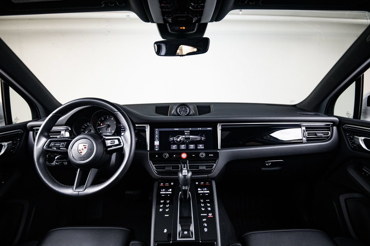 Certified 2023 Porsche Macan AWD/4WD image 25