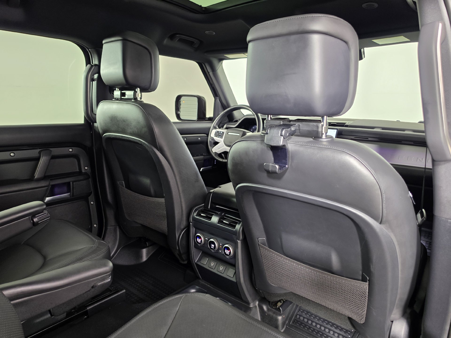Used 2025 Land Rover Defender 130 X-Dynamic SE AWD/4WD image 28