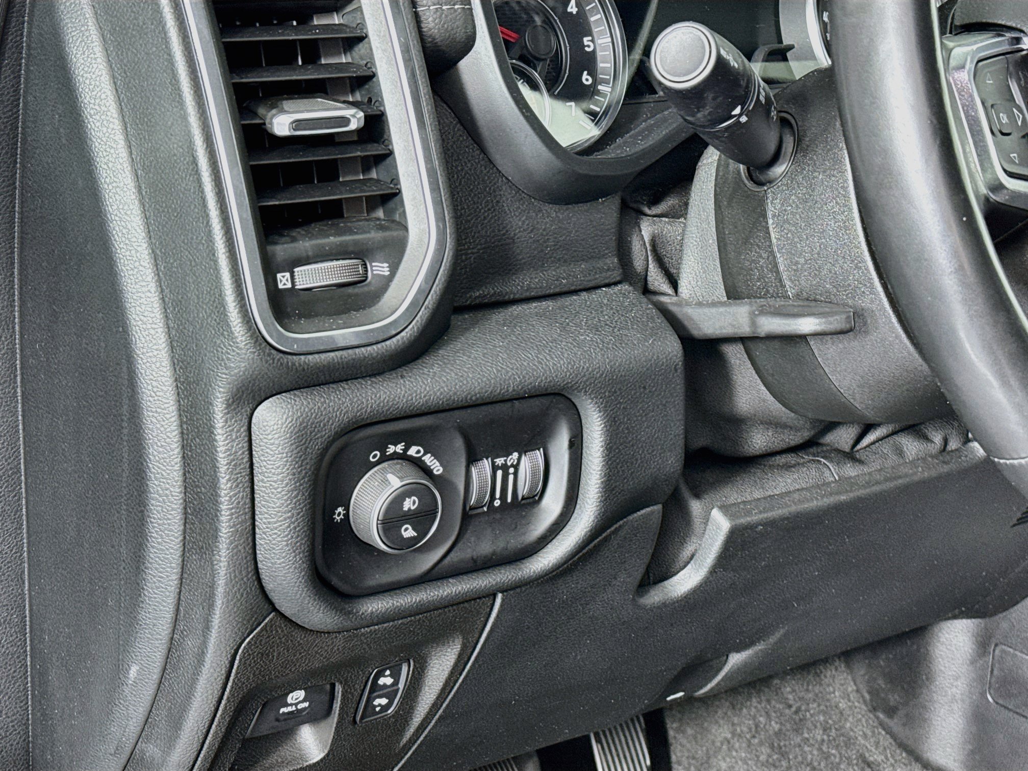 Used 2022 RAM 1500 Laramie AWD/4WD image 10