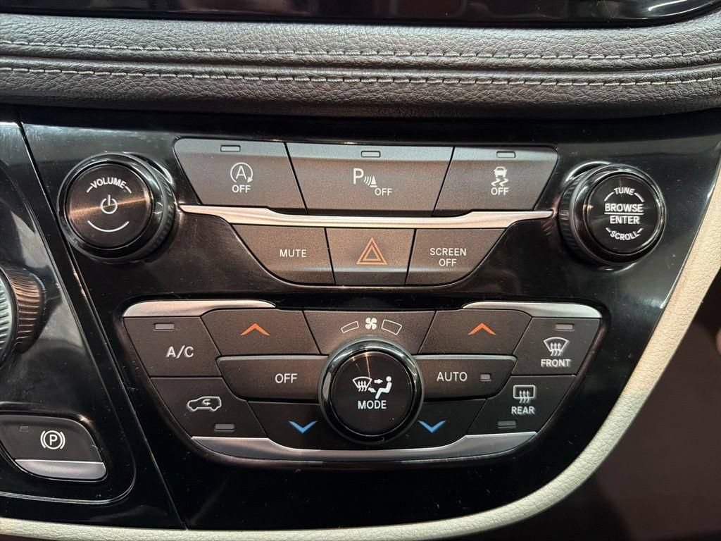 Used 2020 Chrysler Pacifica Limited FWD image 48