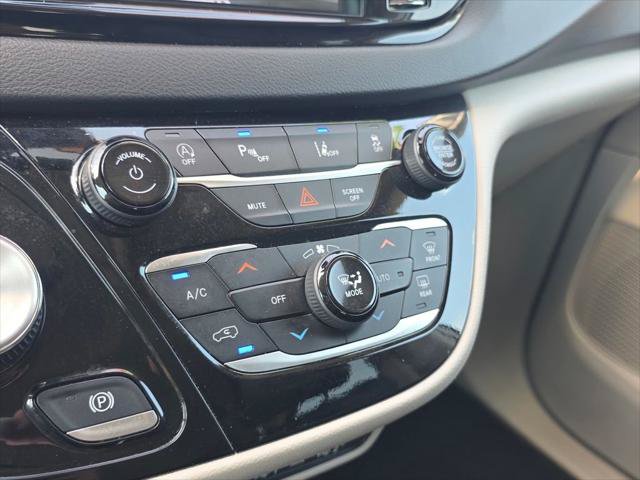 Certified 2024 Chrysler Pacifica Touring-L FWD image 28