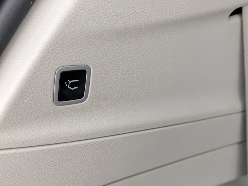 Used 2024 Chrysler Pacifica Touring-L FWD image 15