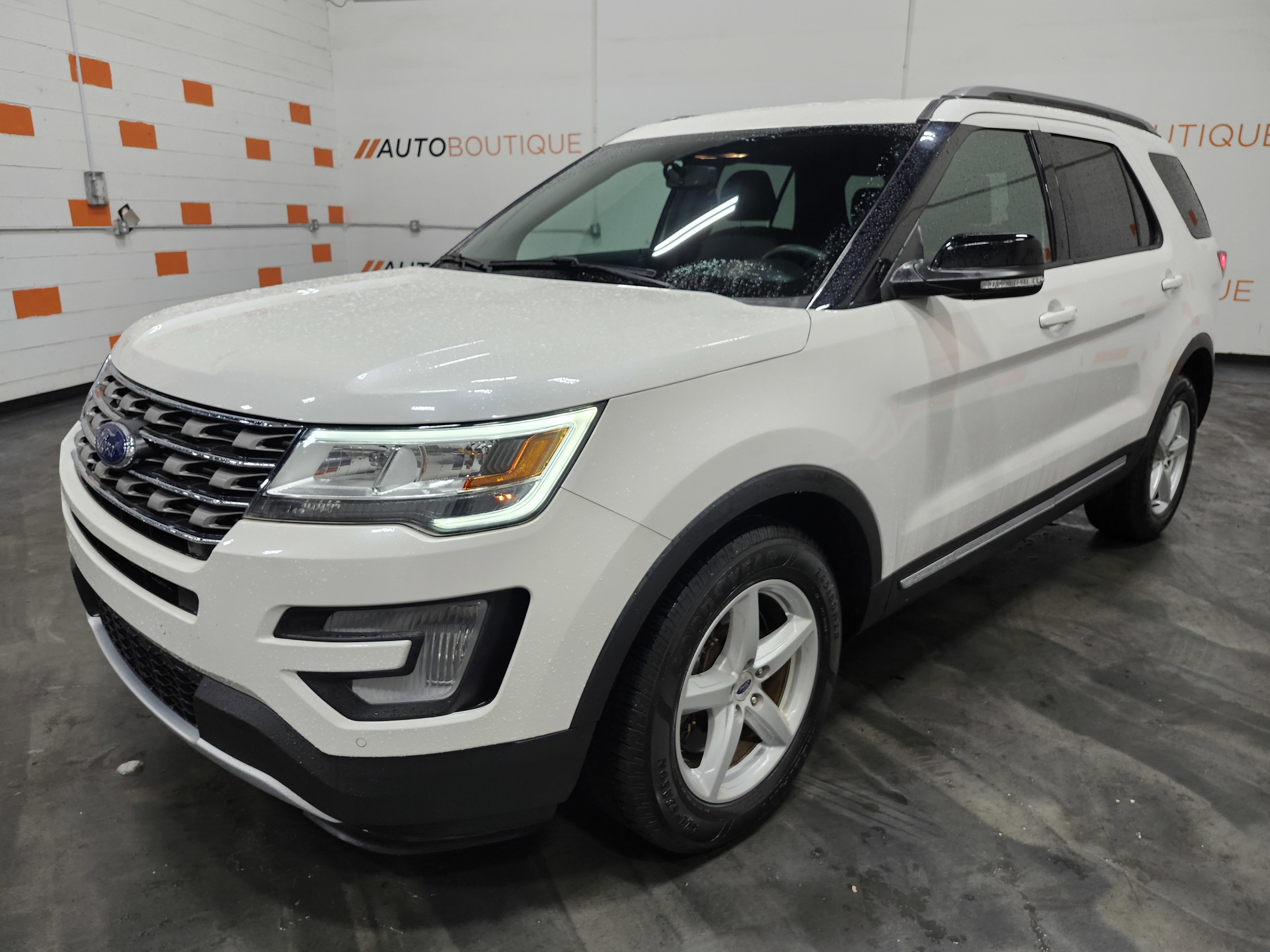 Used 2017 Ford Explorer XLT w/ Equipment Group 202A FWD image 11