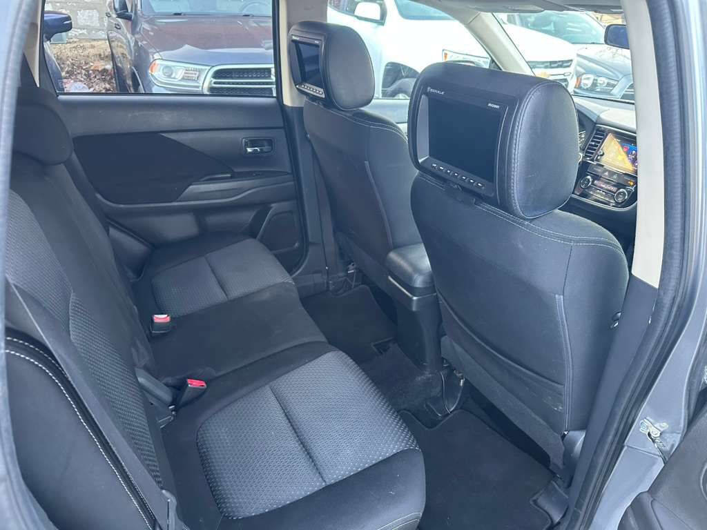 Used 2017 Mitsubishi Outlander SE image 20