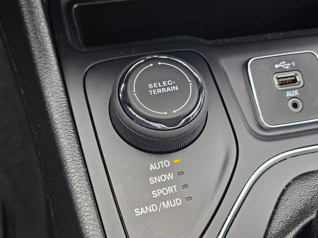 Used 2022 Jeep Cherokee Latitude Lux w/ Mopar Interior Package image 25