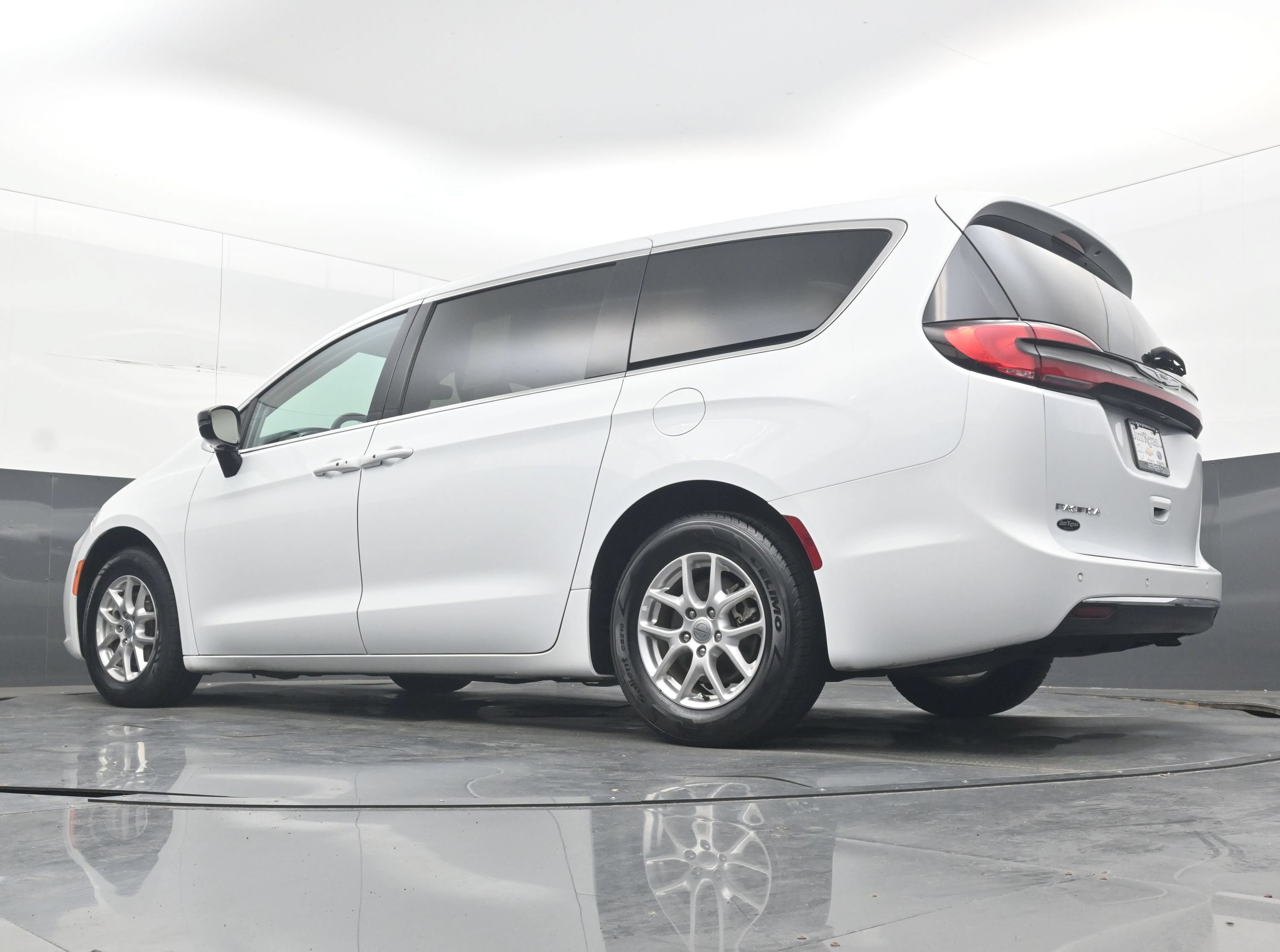 Used 2024 Chrysler Pacifica Touring-L FWD image 23