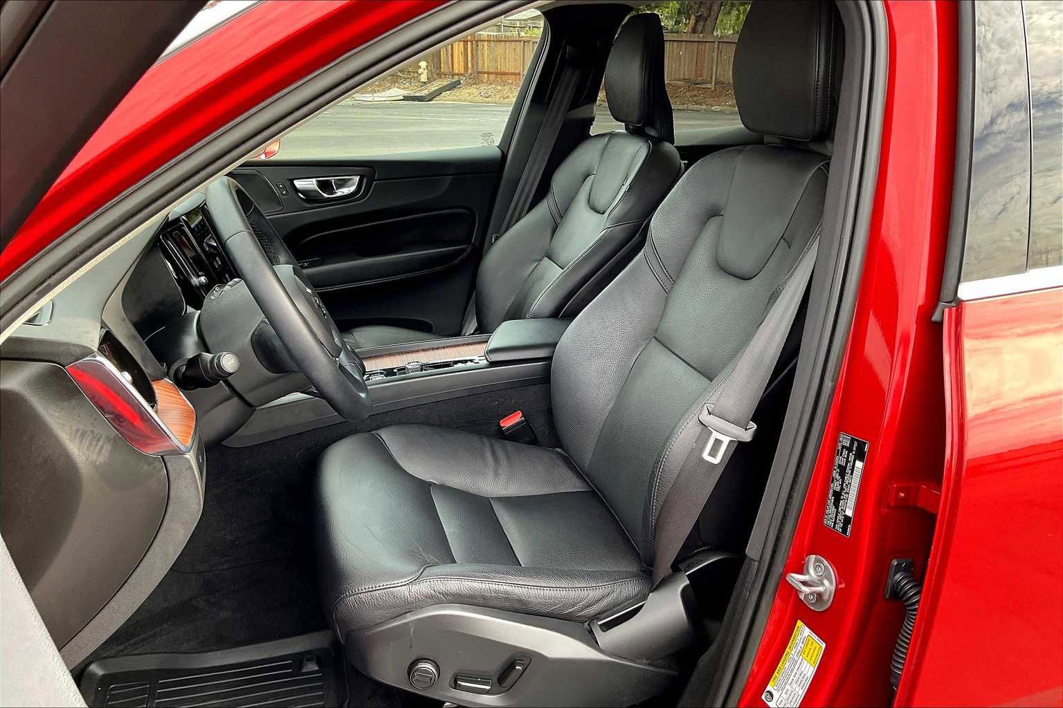 Used 2023 Volvo XC60 B5 Plus w/ Climate Package image 28